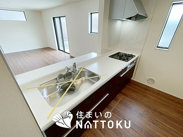 【現地写真（キッチン）】収納たっぷりのシステムキッチン、浄水器付水栓を標準装備しています。