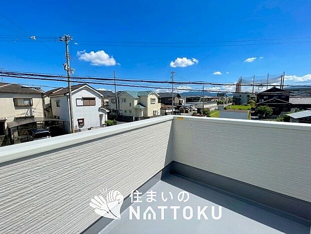 【バルコニー】奥行きが広く、洗濯物をゆったりと干せる十分な広さで、家族の洗濯も捗ります。