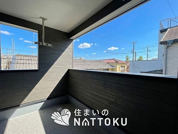 【バルコニー】奥行きが広く、洗濯物をゆったりと干せる十分な広さで、家族の洗濯も捗ります。