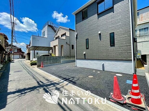 【現地写真（前道含む外観）】健康被害に配慮したもっとも安全性の高い建材を採用し、シックハウス対策をしております。