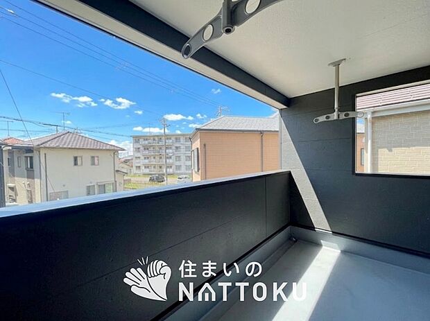【バルコニー】奥行きが広く、洗濯物をゆったりと干せる十分な広さで、家族の洗濯も捗ります。