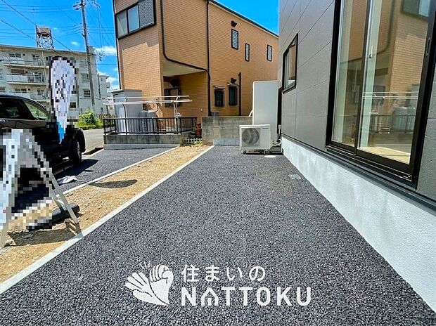 【現地写真（駐車場）】駐車スペースが広く、運転が苦手な方も安心です。