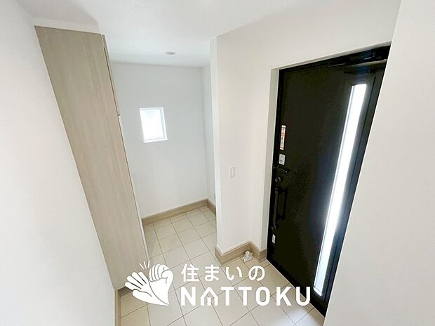 【現地写真（玄関）】玄関には、大型のシューズ収納を設置しています。