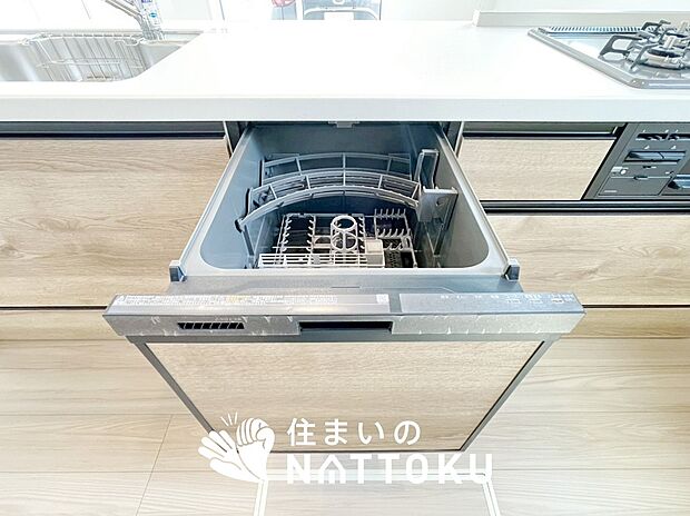 【食器洗い乾燥機】食後の時間にゆとりを与えてくれる食器洗い乾燥機。
操作ボタンも上面にあるので、腰をかがめずに操作ができラクラクです。