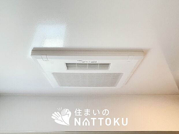【浴室換気乾燥暖房機】予備暖房や衣類の乾燥に使用できる乾燥機を設置。
雨の日の洗濯物や、部屋干しの衣類等の乾燥に活躍します。