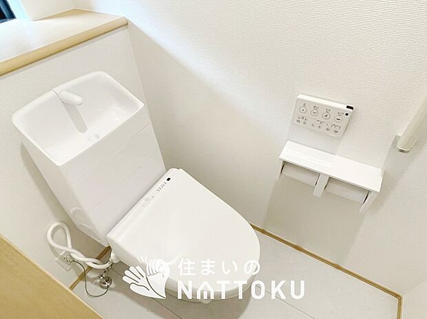 【トイレ】汚れてもサッとひと拭きでお手入れ簡単、エコ仕様の温水洗浄便座付きのトイレです。
バリアフリーにも配慮しています。