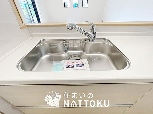 【浄水器内臓ハンドシャワー付シンク】広々とした凸型シンクに洗剤ポケットを標準装備。すっきり収納できます。
また、蛇口の先端に浄水器を内蔵しているため場所をとりません。
