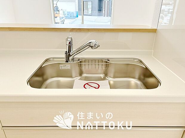 【浄水器内臓ハンドシャワー付シンク】広々とした凸型シンクに洗剤ポケットを標準装備。すっきり収納できます。
また、蛇口の先端に浄水器を内蔵しているため場所をとりません。
