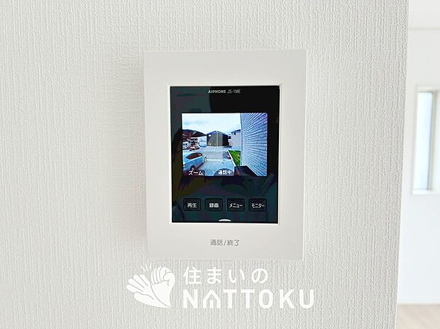 【TVモニター付インターホン】手放し通話ができ、送話表示灯で送話・受話状態が確認できます。
映像と音声で玄関先の様子をチェックできるモニター機能や、夜間の訪問者の顔も確認できるLEDライトを装備しています。
