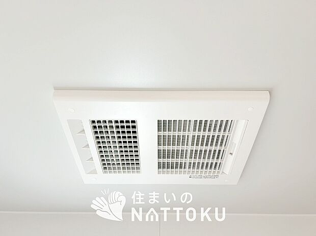 【浴室暖房換気乾燥機】サイドブロー機能で、乾燥効率アップです。
サイドに吹き出しを搭載することにより浴室内を端まで循環する気流ができ、さらに省エネ性能がアップします。