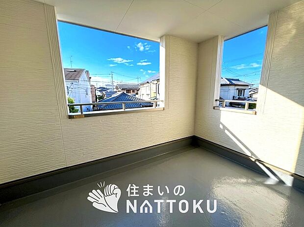 【バルコニー】奥行きが広く、洗濯物をゆったりと干せる十分な広さで、家族の洗濯も捗ります。