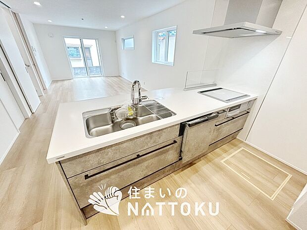 【現地写真(キッチン)】収納たっぷりのシステムキッチン、浄水器付水栓を標準装備しています。