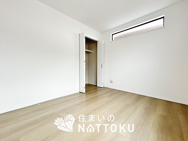 【現地写真（洋室）】木目の美しさを際立たせるシンプルデザインの建具を使用しています。