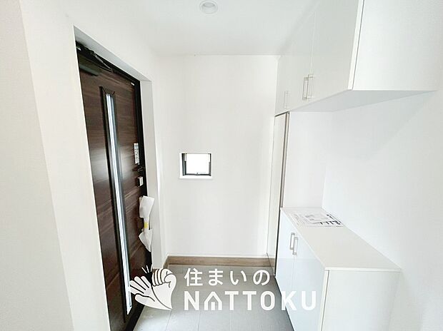 【現地写真(玄関)】玄関には、大型のシューズ収納を設置しています。