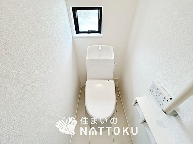 【トイレ】汚れてもサッとひと拭きでお手入れ簡単、エコ仕様の温水洗浄便座付きのトイレです。
バリアフリーにも配慮しています。