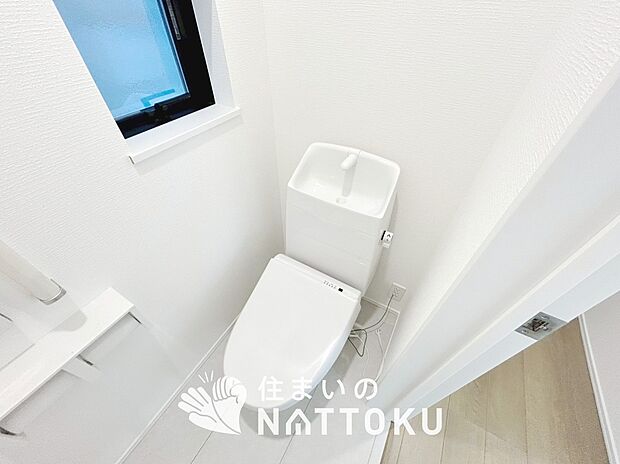 【トイレ】汚れてもサッとひと拭きでお手入れ簡単、エコ仕様の温水洗浄便座付きのトイレです。
バリアフリーにも配慮しています。