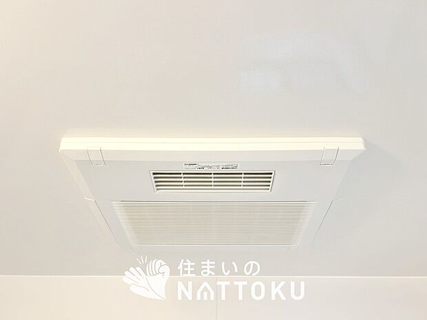 【浴室換気乾燥暖房機】寒い冬場はあたたかく、暑い夏場は扇風機のような心地よさです。
雨の日は、浴室が衣類乾燥スペースになります。