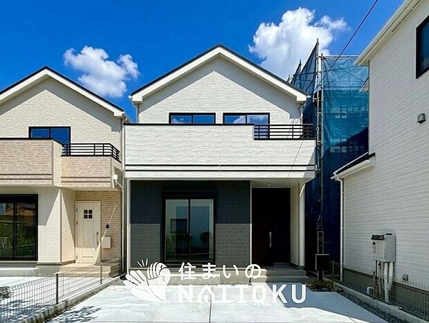 【現地写真(外観)【B号地】】軽くて火災に強い屋根材を採用し、地震時の建物への負担や揺れを軽減しています。