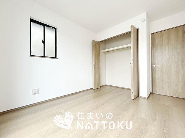 【現地写真(洋室)】木目の美しさを際立たせるシンプルデザインの建具を使用しています。