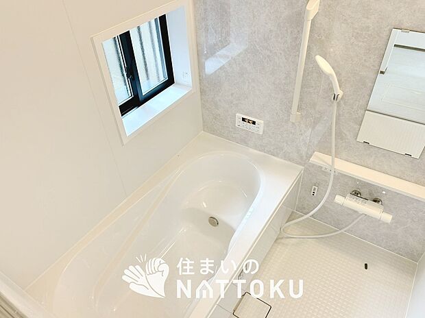 【現地写真(浴室)】浴室暖房乾燥機付き。1坪タイプで広々です。