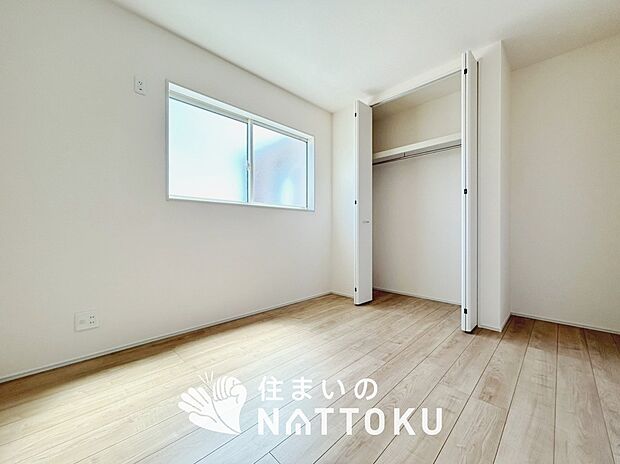 【現地写真(寝室)】木目の美しさを際立たせるシンプルデザインの建具を使用しています。