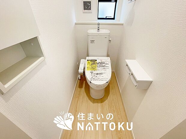 【トイレ】汚れてもサッとひと拭きでお手入れ簡単、エコ仕様の温水洗浄便座付きのトイレです。
バリアフリーにも配慮しています。