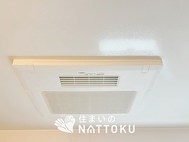 【電気式浴室暖房換気乾燥機】寒い冬場はあたたかく、暑い夏場は扇風機のような心地よさです。
雨の日は、浴室が衣類乾燥スペースになります。
