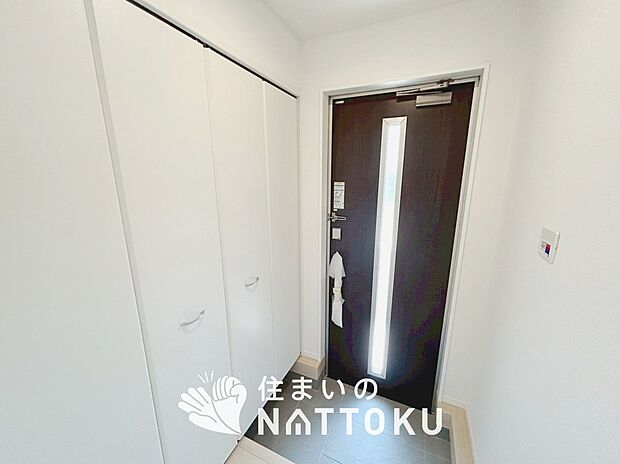 【現地写真(玄関)】玄関には、大型のシューズ収納を設置しています。