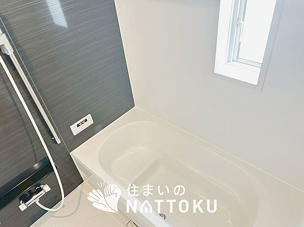 【現地写真(浴室)】浴室暖房乾燥機付き。1坪タイプで広々です。