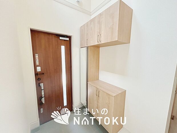 【現地写真(玄関)】玄関には、大型のシューズ収納を設置しています。