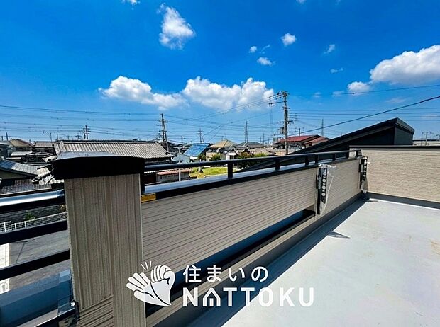 【バルコニー】奥行きが広く、洗濯物をゆったりと干せる十分な広さで、家族の洗濯も捗ります。