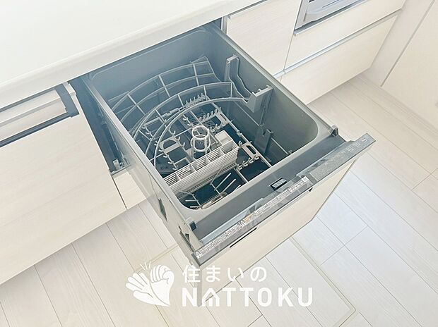 【食器洗い乾燥機】食後の時間にゆとりを与えてくれる食器洗い乾燥機。
操作ボタンも上面にあるので、腰をかがめずに操作ができラクラクです。