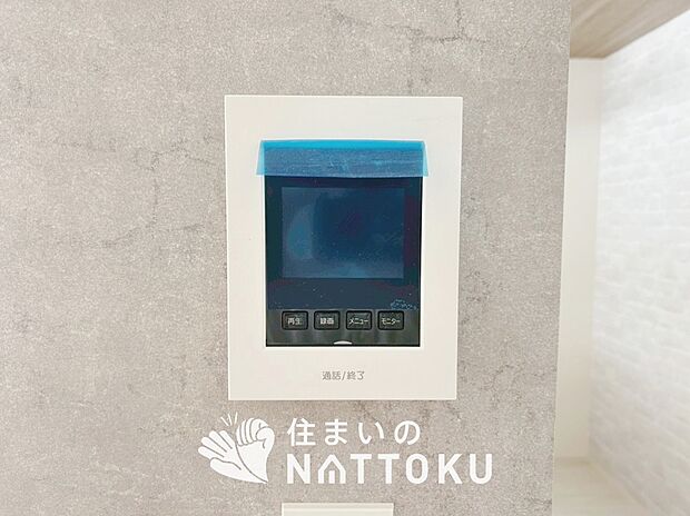 【TVモニター付インターホン】手放し通話ができ、送話表示灯で送話・受話状態が確認できます。
映像と音声で玄関先の様子をチェックできるモニター機能や、夜間の訪問者の顔も確認できるLEDライトを装備しています。