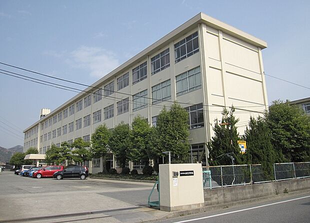 加古川市立神吉中学校(約79m)