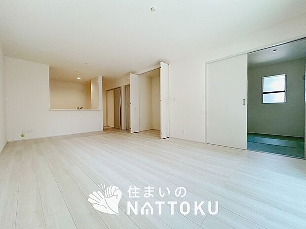【現地写真(リビング)】フローリング材には、木目、色調など木材特有の風合いがあり、ナチュラルな美しさになっています。