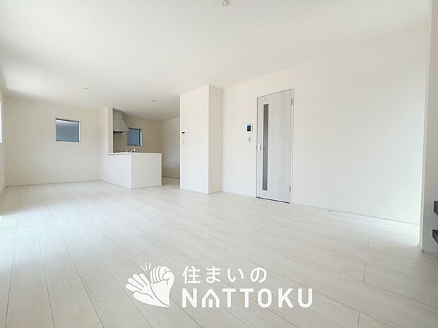 【現地写真(リビング)】フローリング材には、木目、色調など木材特有の風合いがあり、ナチュラルな美しさになっています。