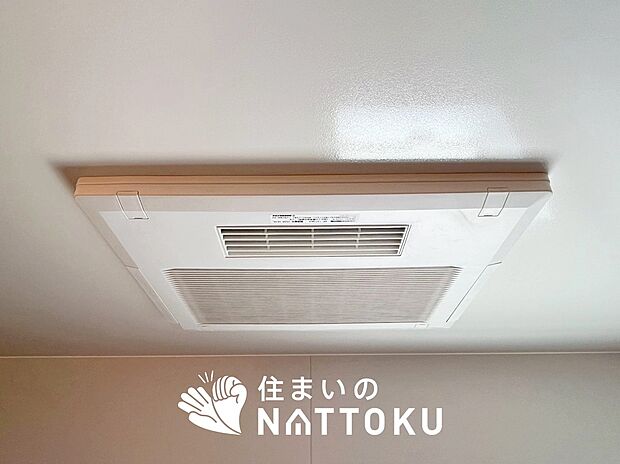 【電気式浴室暖房換気乾燥機】寒い冬場はあたたかく、暑い夏場は扇風機のような心地よさです。
雨の日は、浴室が衣類乾燥スペースになります。