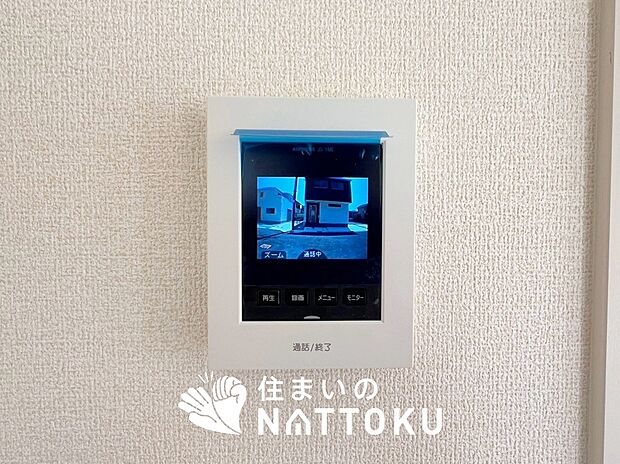 【TVモニター付インターホン】録画機能付きで、自動録画のほか、手動録画もできます。
受話、呼出音量の調整、明るさ調整が可能です。また、来訪者をズーム機能でズームアップして確認できます。