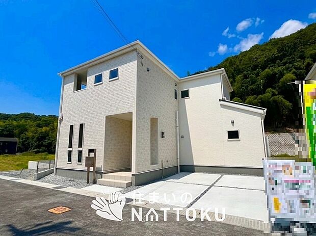 【現地写真(外観)【3号地】】軽くて火災に強い屋根材を採用し、地震時の建物への負担や揺れを軽減しています。