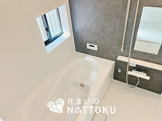 【現地写真(浴室)】浴室暖房乾燥機付き。1坪タイプで広々です。