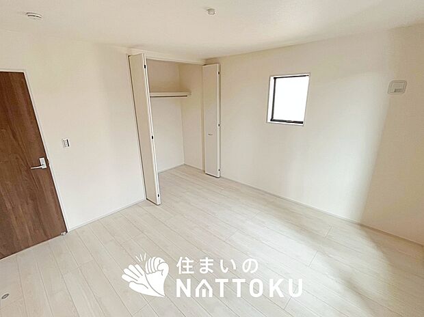【現地写真(寝室)】木目の美しさを際立たせるシンプルデザインの建具を使用しています。