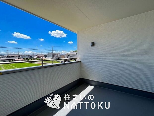 【バルコニー】奥行きが広く、洗濯物をゆったりと干せる十分な広さで、家族の洗濯も捗ります。