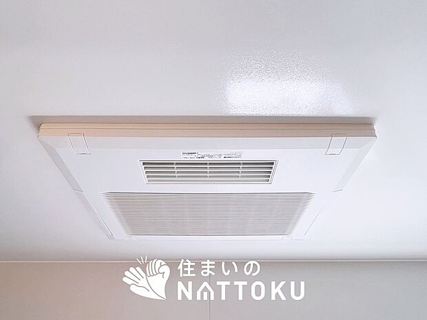 【電気式浴室暖房換気乾燥機】寒い冬場はあたたかく、暑い夏場は扇風機のような心地よさです。
雨の日は、浴室が衣類乾燥スペースになります。
