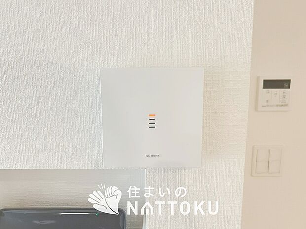 【TVモニター付インターホン】玄関の子機にカメラが付いており、来訪者の顔を確認できるため、音声だけの対応とは安心感が違います。
また、ハンズフリー通話で受話器を持つわずらわしさを解消できます。