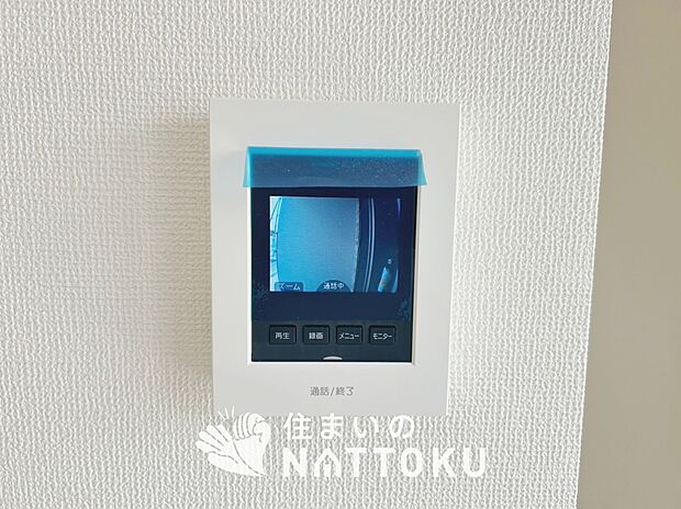 【TVモニター付インターホン】来訪者を画像と音声で確認できる、防犯性に優れた安心のシステム。
スッキリしたデザインで、誰でも簡単に操作できます。