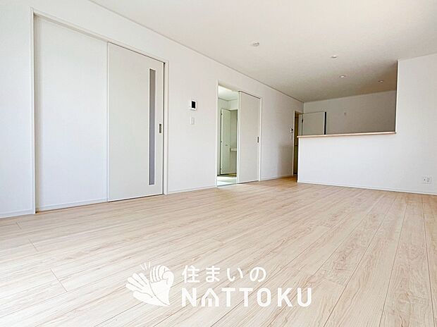 【現地写真(リビング)】フローリング材には、木目、色調など木材特有の風合いがあり、ナチュラルな美しさになっています。