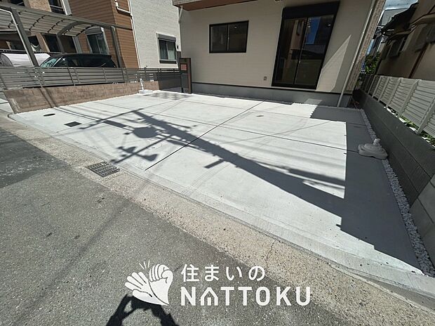 【現地写真（駐車場）】駐車スペースが広く、運転が苦手な方も安心です。