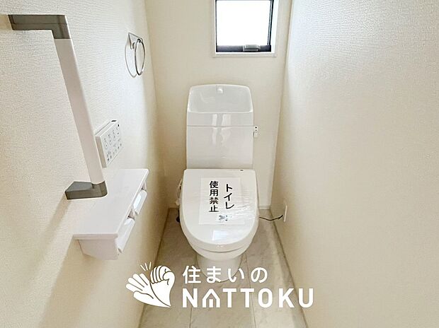 【トイレ】汚れてもサッとひと拭きでお手入れ簡単、エコ仕様の温水洗浄便座付きのトイレです。
バリアフリーにも配慮しています。