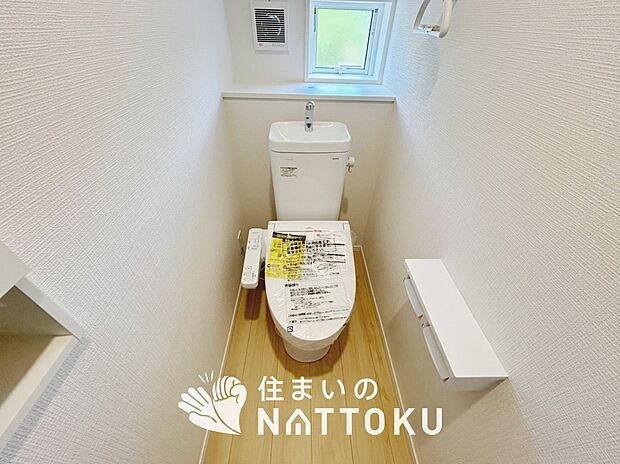 【トイレ】汚れてもサッとひと拭きでお手入れ簡単、エコ仕様の温水洗浄便座付きのトイレです。
バリアフリーにも配慮しています。