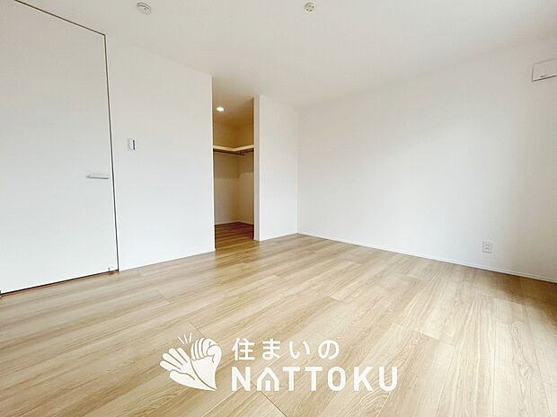【現地写真（寝室）】木目の美しさを際立たせるシンプルデザインの建具を使用しています。